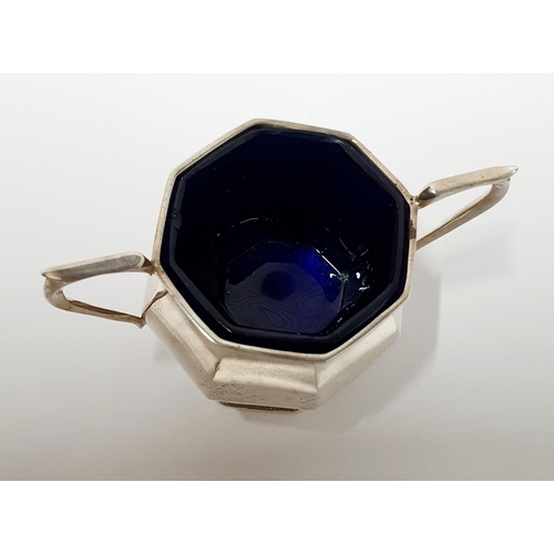 252 - Birmingham 1919 2-handled silver salt pot with blue glass liner

The silver weighs 43 grams