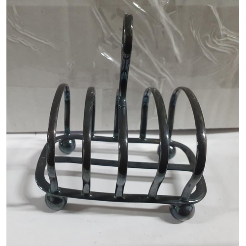 7 - Four compartment 1924 Sheffield silver toast rack,

Approx 68 grams