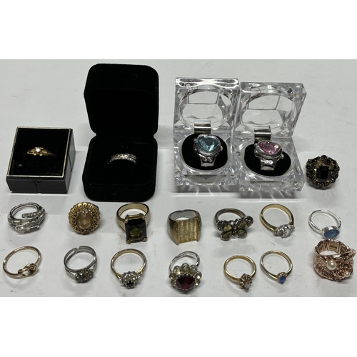 23 - Collection of costume rings some boxed