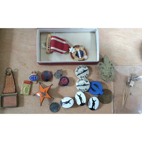 217 - Boxed enamalled Masonic medal together with a small ARP WWII badge, 2 French lapel pins etc (Qty)