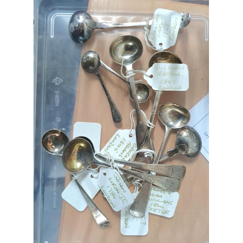 18 - Collection of 10 Georgian & silver salt spoons etc (10)


125  grams