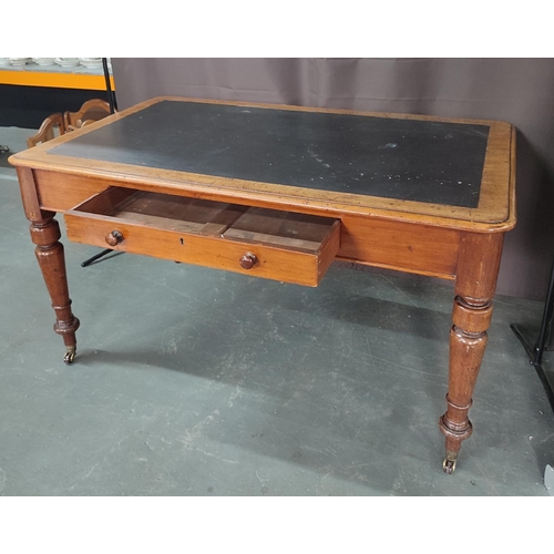 405 - Antique Oak desk with black leather top above one drawer situated on brass castors

L-136 x W-83 x H... 