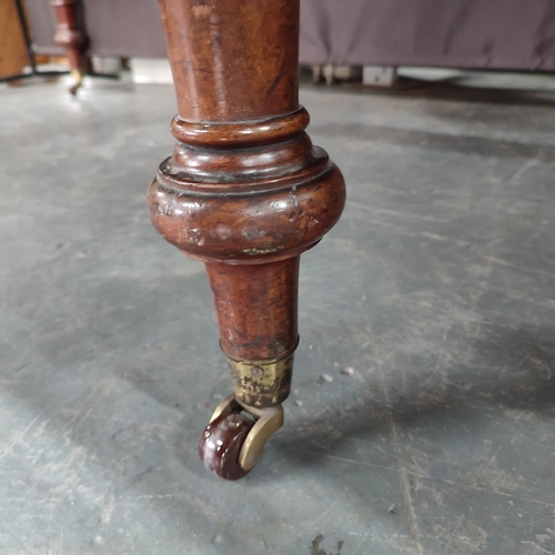 405 - Antique Oak desk with black leather top above one drawer situated on brass castors

L-136 x W-83 x H... 