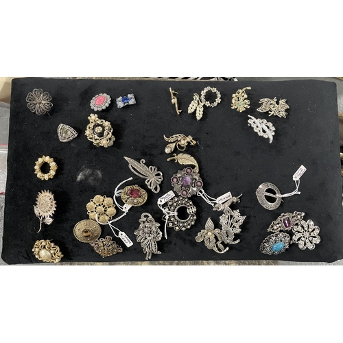 24 - Dealers pad with a large quantity of vintage brooches (Qty)