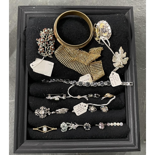 25 - Dealers pad with various vintage costume jewellery (Qty)