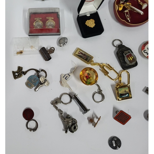 100 - Collection of various vintage RAC & pin badges etc (Qty)