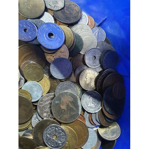 176 - A plastic tub containing a large quantity of 19th and 20thC British and foreign coinage (Qty)