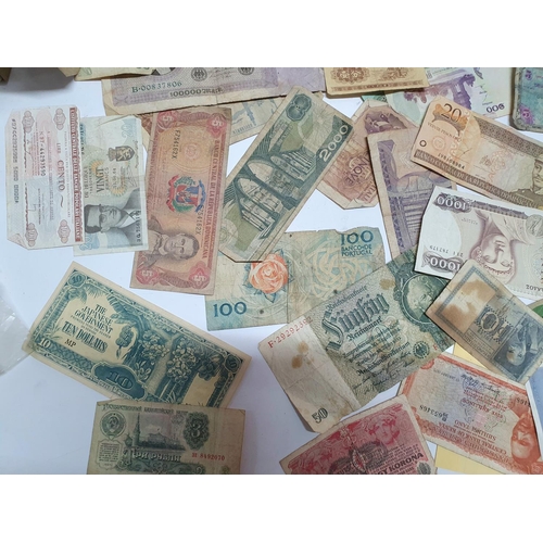 177 - Large quantity of 20thC world banknotes (Qty)