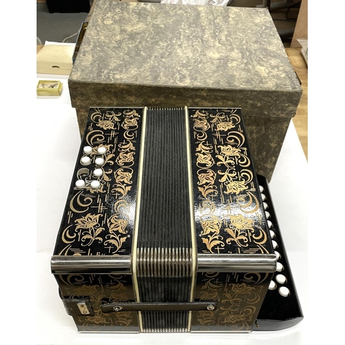 318 - Fine quality boxed accordian