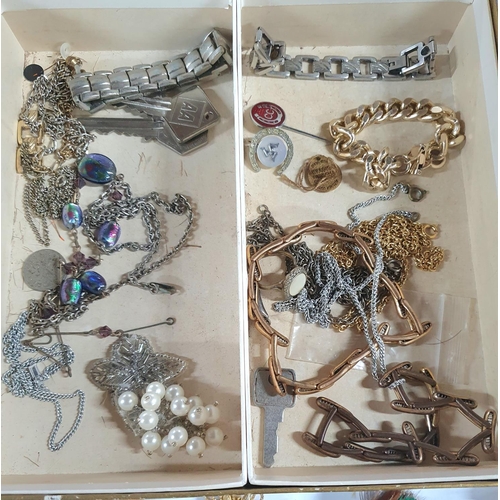 73 - Good quantity of 20thC costume jewellery