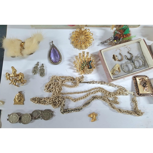 73 - Good quantity of 20thC costume jewellery