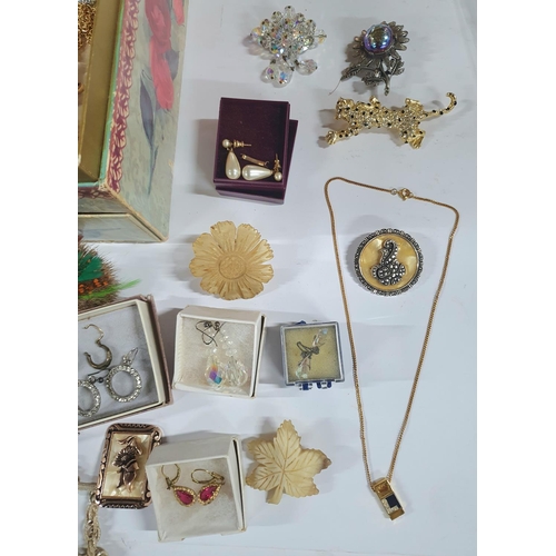 73 - Good quantity of 20thC costume jewellery