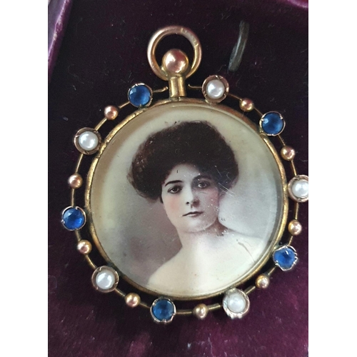 92 - Fine quality, early 20thC 9ct gold double sided portrait pendant with pearls and blue stones in orig... 