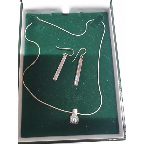 41 - Green presentation jewellery box containing a silver necklace with pendant together with heavy silve... 