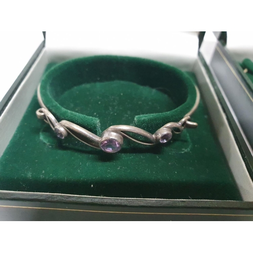 41 - Green presentation jewellery box containing a silver necklace with pendant together with heavy silve... 