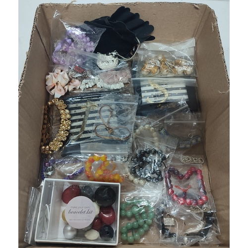 46 - Collection of various costume jewellery, mainly bracelets etc. (Qty)