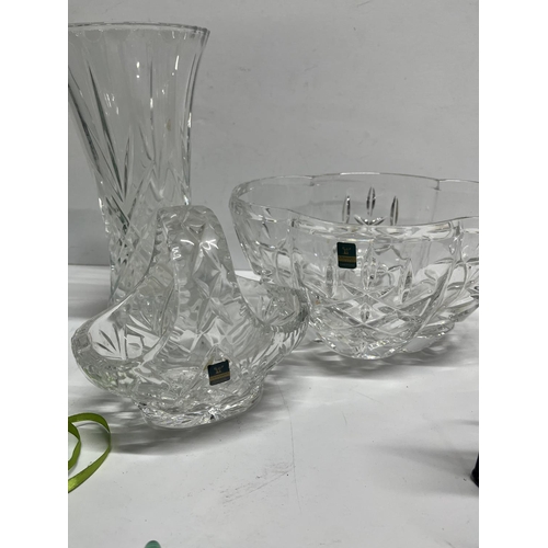 215 - Glassware collection including vase, Victorian glass dump etc (qty)