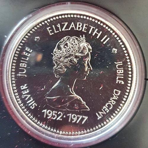 275 - Elizabeth II 1977 Silver Canadian Silver proof dollar Complete with Case,

23.3 grams