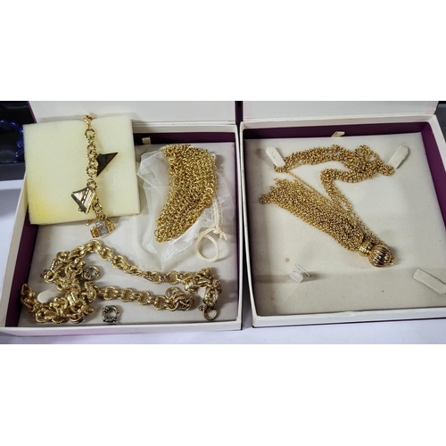 39 - Collection of good quality, mainly metal costume jewellery (Qty)