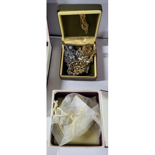 39 - Collection of good quality, mainly metal costume jewellery (Qty)