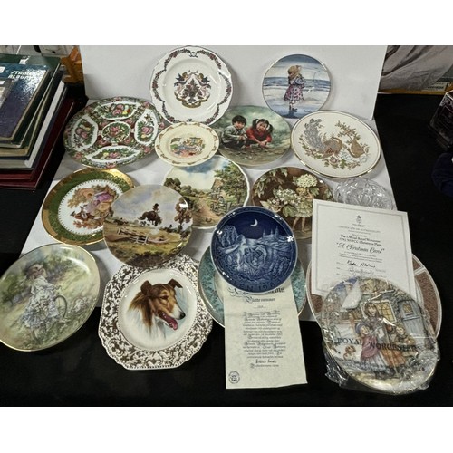 550 - Collection of plates including Boxed Grande Copenhagen Denmark and Boxed Royal Worcester plate with ... 