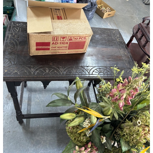 621 - Wooden table and other with vase and Turbo tumbler