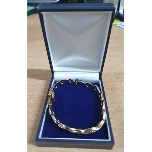 59 - Fancy ladies gold bracelet stamped 14kt Italy in presentation blue box,

13.8 grams