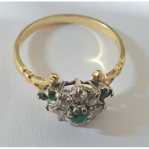 90 - yellow gold metal ring stamped 18kt with an Emerald and Diamond flower head caped with a central rou... 