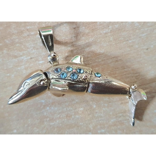 106 - Stunning quality, large hallmarked 9ct yellow gold Dolphin pendant with semi-precious stones to eith... 