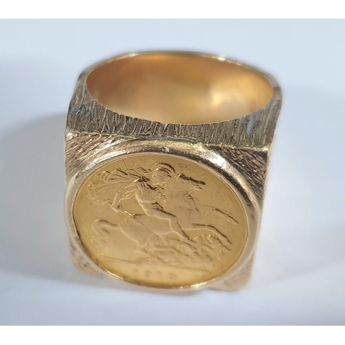 111 - Gents chunky 1910 half sovereign set in a solid hallmarked 9ct yellow gold, bark effect ring,

26 gr... 