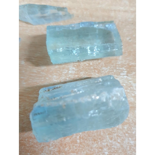 185 - Quantity of various sized raw uncut natural Pakistan Aquamarine crystal (9)

total weight - 52.9 gra... 