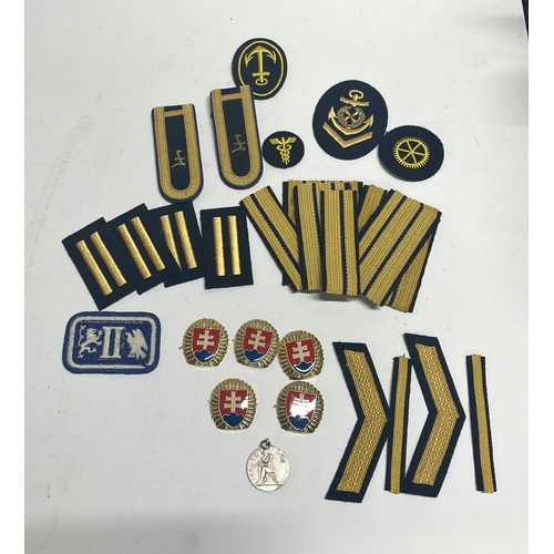 55 - Collection of reproduction military epaulettes and badges (Qty)