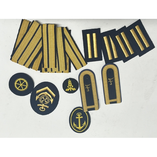 55 - Collection of reproduction military epaulettes and badges (Qty)