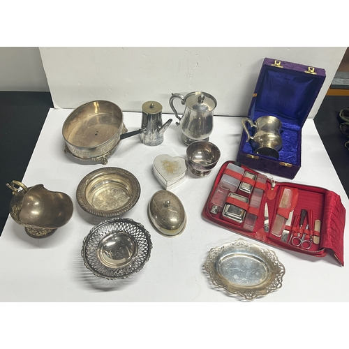 62 - Collection of assorted metalware, some in cases, including a grooming kit (Qty)