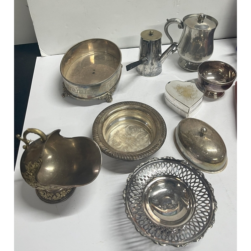 62 - Collection of assorted metalware, some in cases, including a grooming kit (Qty)
