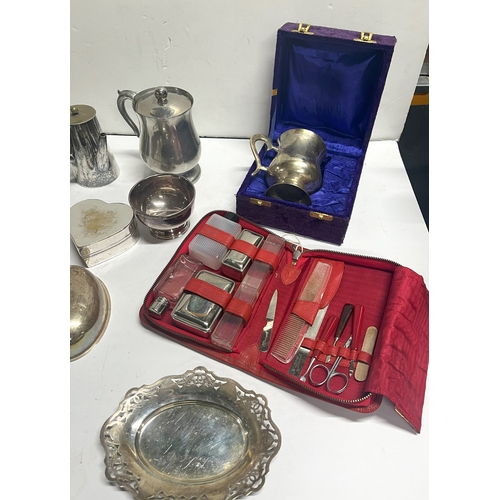 62 - Collection of assorted metalware, some in cases, including a grooming kit (Qty)