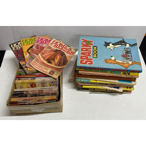 238 - Large quantity of old fashioned magazines and annuals including The Sparky Book 1976 (Qty)