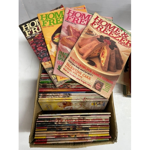 238 - Large quantity of old fashioned magazines and annuals including The Sparky Book 1976 (Qty)