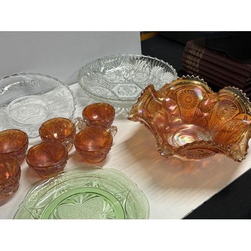 379 - Glassware containing carnival punch ball set