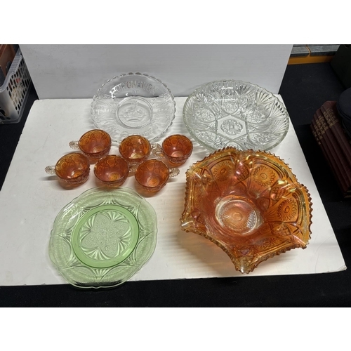 379 - Glassware containing carnival punch ball set