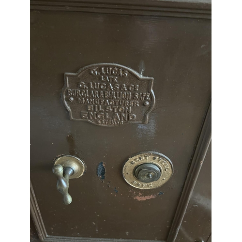 425 - G Lucas Safe in a wall 

Please note - collection from a jewellers in Barnoldswick 

63cmx88cmx53cm ... 