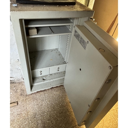 438 - Silver Chubb large safe 

Please note - collection from a jewellers in Barnoldswick 

65cmx100cmx67c... 