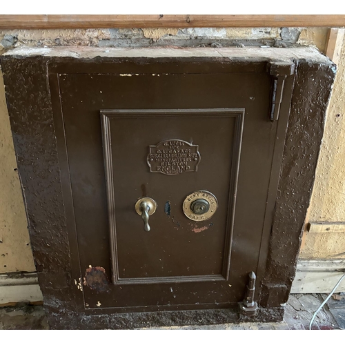 440 - G Lucas Safe in a wall 

Please note - collection from a jewellers in Barnoldswick 

63cmx88cmx53cm ... 