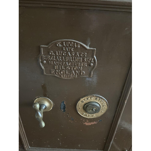 440 - G Lucas Safe in a wall 

Please note - collection from a jewellers in Barnoldswick 

63cmx88cmx53cm ... 