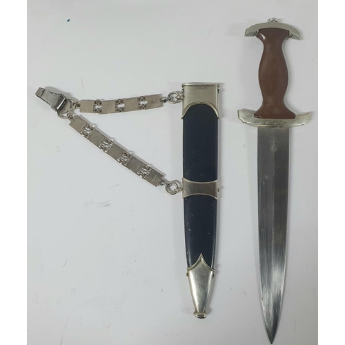 49 - German 1930s SA dagger with brown wooden grip with metal eagle, swastika and enamel SA roundel, the ... 