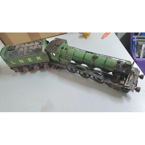 71 - Tin plate Flying Scotsman train engine and tender,

64cm long