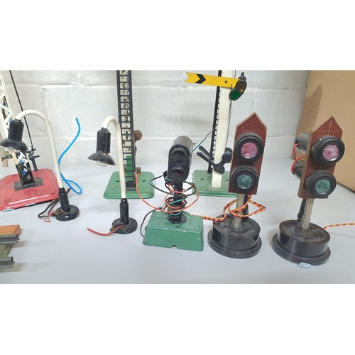 73 - Collection of vintage O gauge tin and cast signals ,lights and other items (Qty),