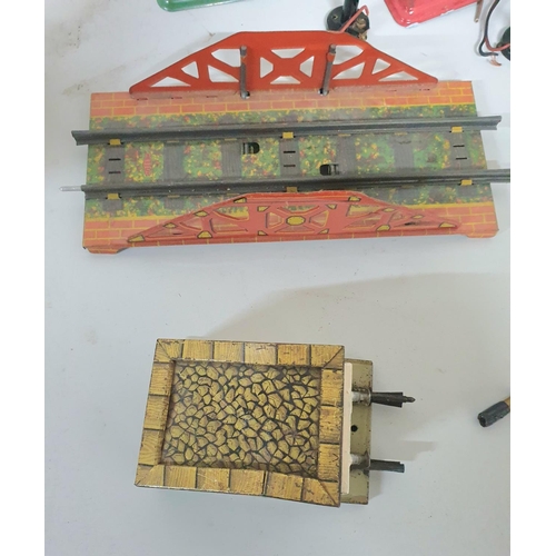 73 - Collection of vintage O gauge tin and cast signals ,lights and other items (Qty),