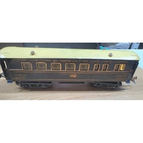 107 - Hornby by Meccano 4 tin-plate 0 gauge carriages including a Pullman, a Compangie Internationale des ... 