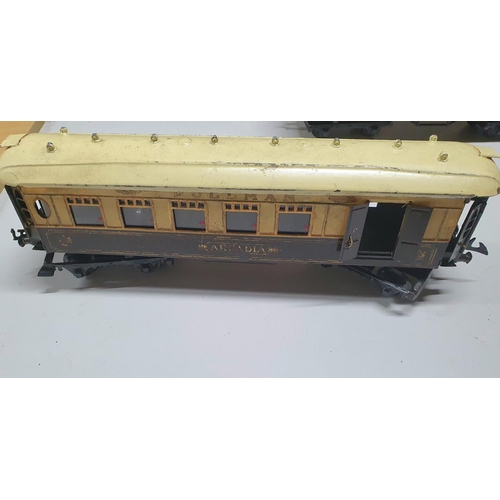 108 - Hornby by Meccano 5 tin-plate 0 gauge carriages including a Pullman, Pullman 